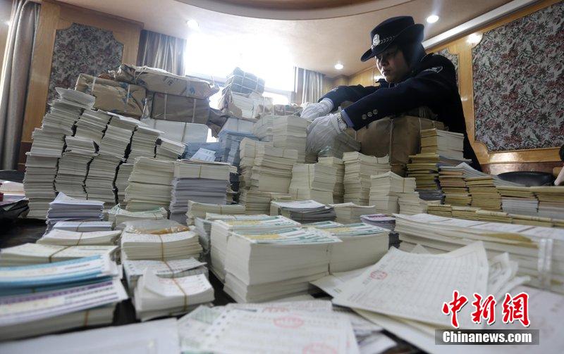 湖北省武漢市，民警清點大量非法制作的成品，半成品假票和制假工具。