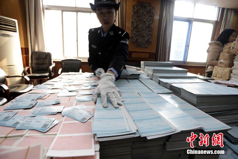 湖北省武漢市，民警清點大量非法制作的成品，半成品假票和制假工具。