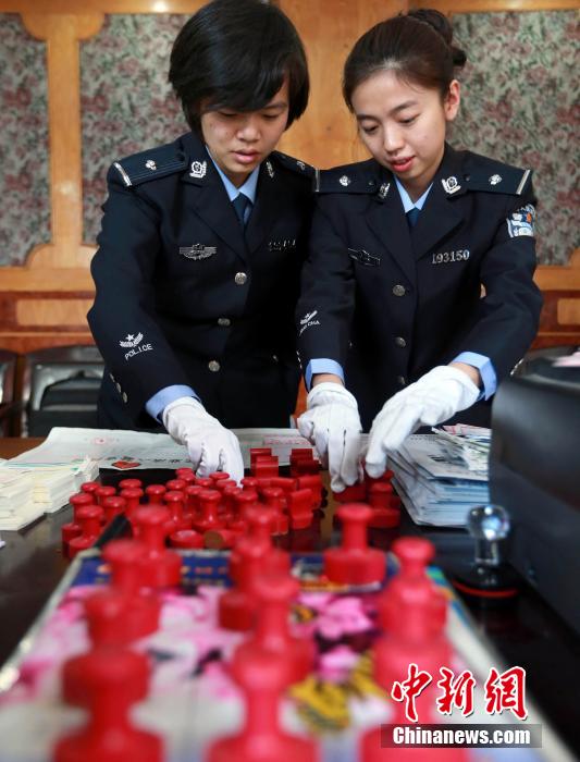 圖為清點查獲大量假火車票和制販工具。