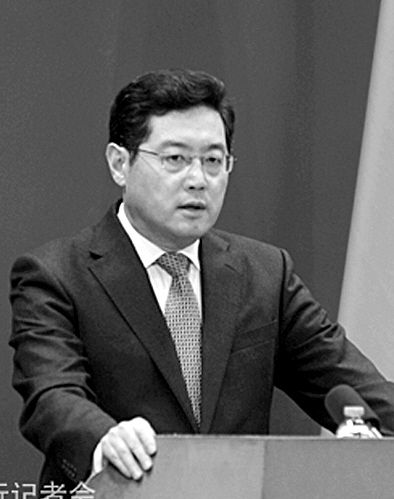 23日，秦剛在外交部例行記者會上。