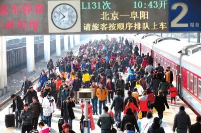 昨天，由北京開出的列車途經(jīng)安徽亳州火車站，大量旅客回到家鄉(xiāng)