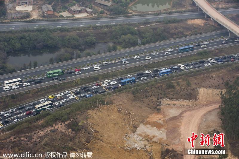 航拍春運(yùn)路況 廣河長深高速交界車隊(duì)綿延幾公里