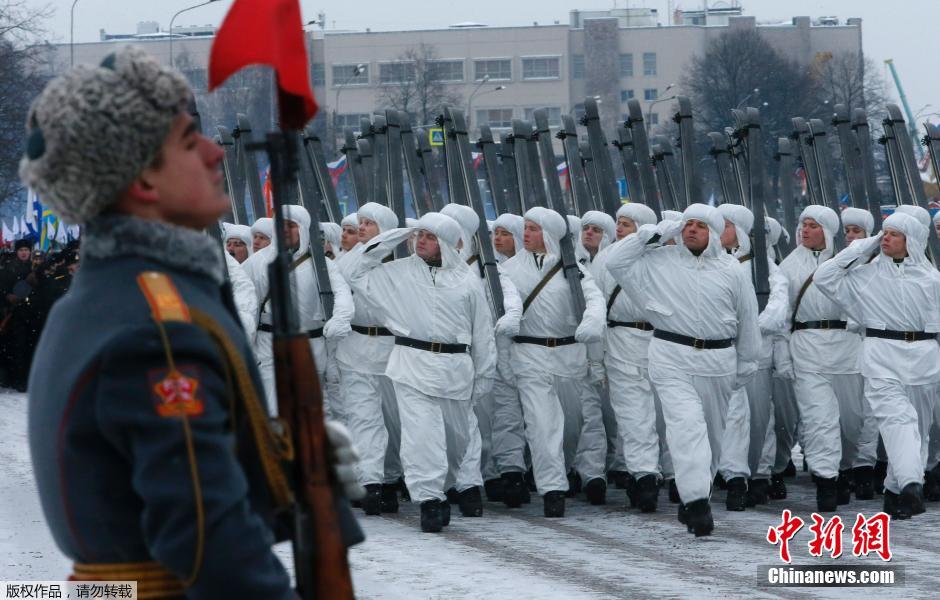 共有1500名俄羅斯官兵和100個(gè)單位的軍事裝備參加了閱兵式 共有1500名俄羅斯官兵和100個(gè)單位的軍事裝備參加了閱兵式