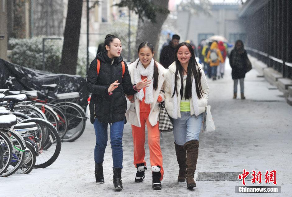 中央戲劇學(xué)院開(kāi)考 帥哥靚女冒雪趕考