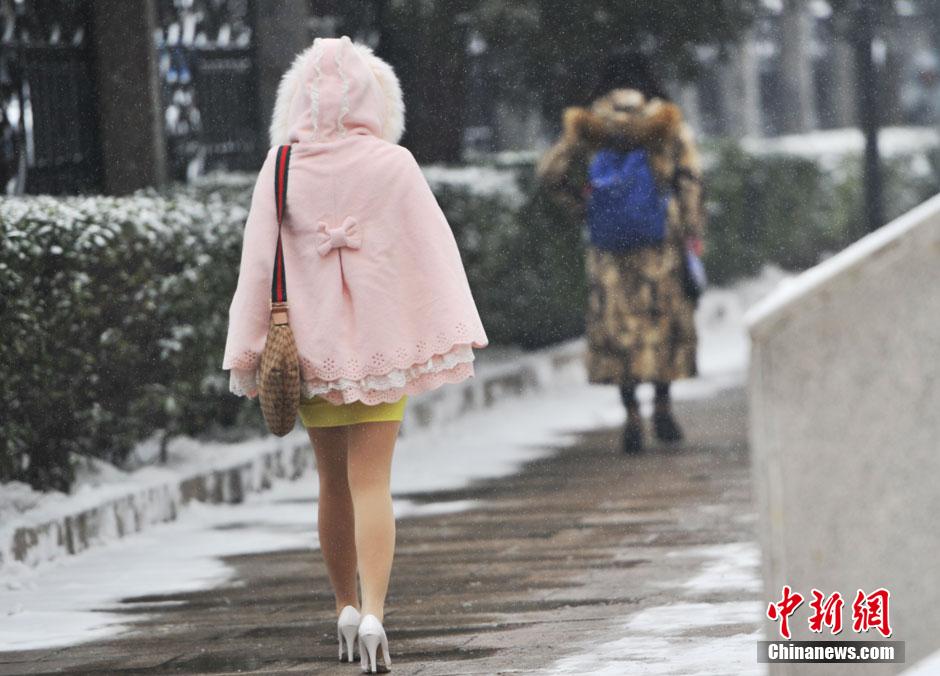 中央戲劇學(xué)院開(kāi)考 帥哥靚女冒雪趕考