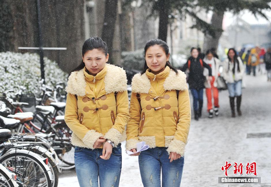 中央戲劇學(xué)院開(kāi)考 帥哥靚女冒雪趕考