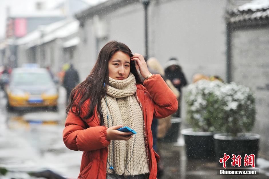 中央戲劇學(xué)院開(kāi)考 帥哥靚女冒雪趕考