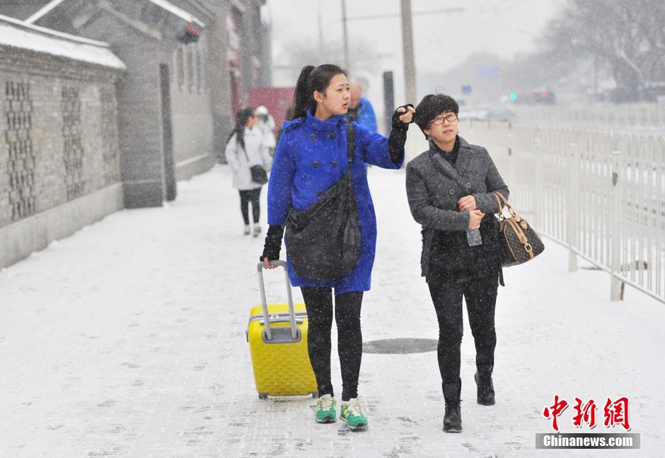 中央戲劇學(xué)院開(kāi)考 帥哥靚女冒雪趕考