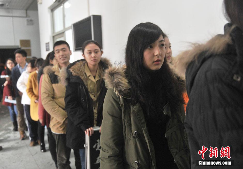 中央戲劇學(xué)院開(kāi)考 帥哥靚女冒雪趕考