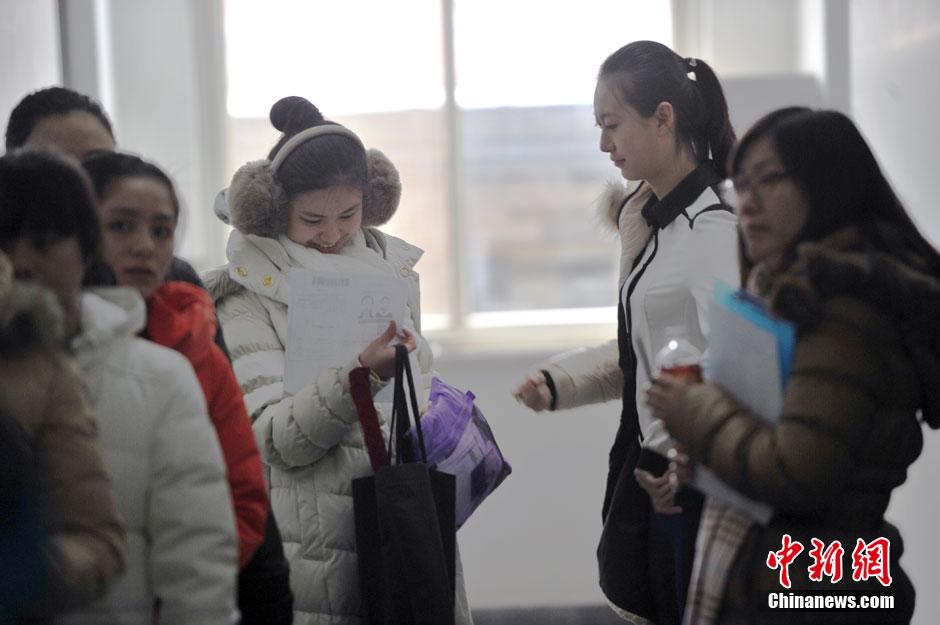 中央戲劇學(xué)院開(kāi)考 帥哥靚女冒雪趕考