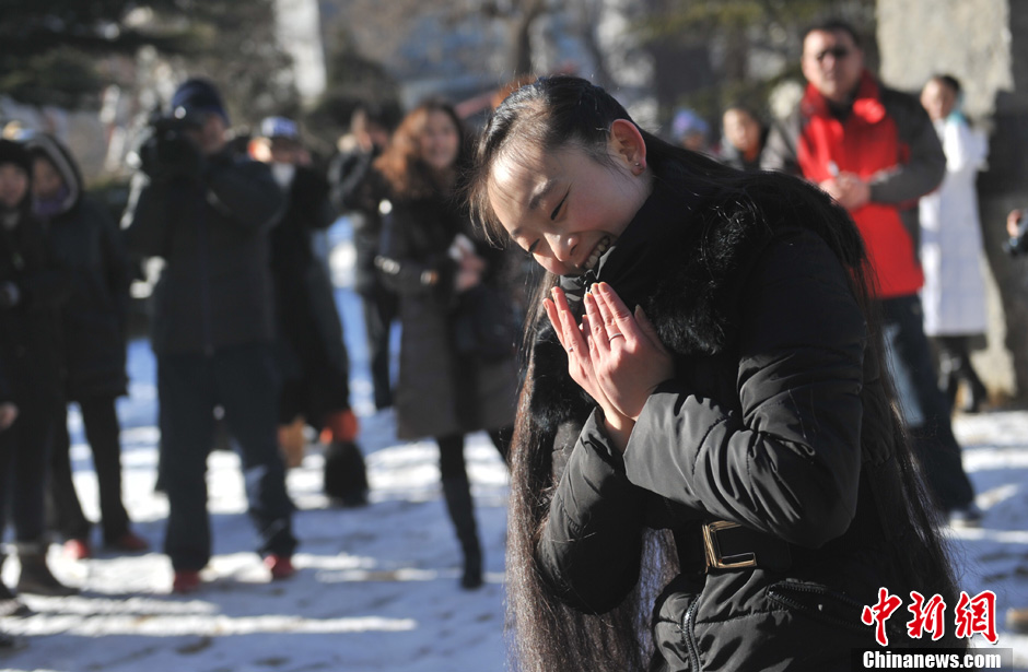 圖為來自東北的表演系考生雪地秀才藝。