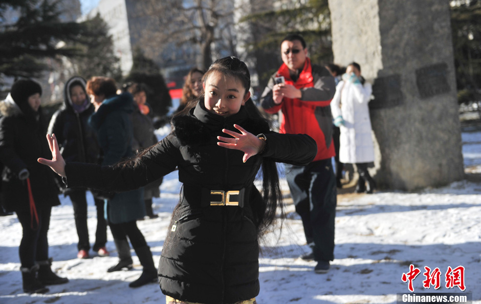 圖為來自東北的表演系考生雪地秀才藝。