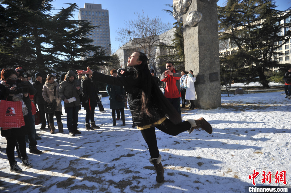 圖為來自東北的表演系考生雪地秀才藝。