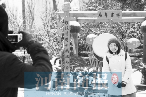 紫荊山公園里布置喜慶，引來不少游客合影留念。記者 楊東華/攝