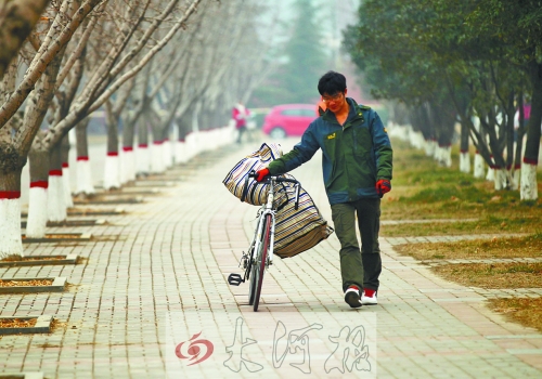 走在校園的小路上，帥氣的單車是我同伴，鼓鼓的行囊盛不下父母深深的惦念。