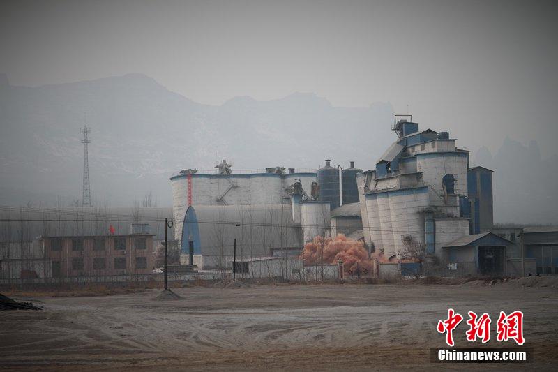　2014年2月17日，石家莊市再次啟動(dòng)壓減水泥過(guò)剩產(chǎn)能、治理大氣污染水泥企業(yè)集中爆破拆除行動(dòng)。