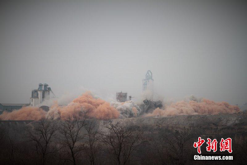 　2014年2月17日，石家莊市再次啟動(dòng)壓減水泥過(guò)剩產(chǎn)能、治理大氣污染水泥企業(yè)集中爆破拆除行動(dòng)。