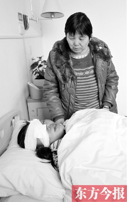 17日，52歲的王美蘭在做完眼角膜移植手術(shù)后躺在病床上休息