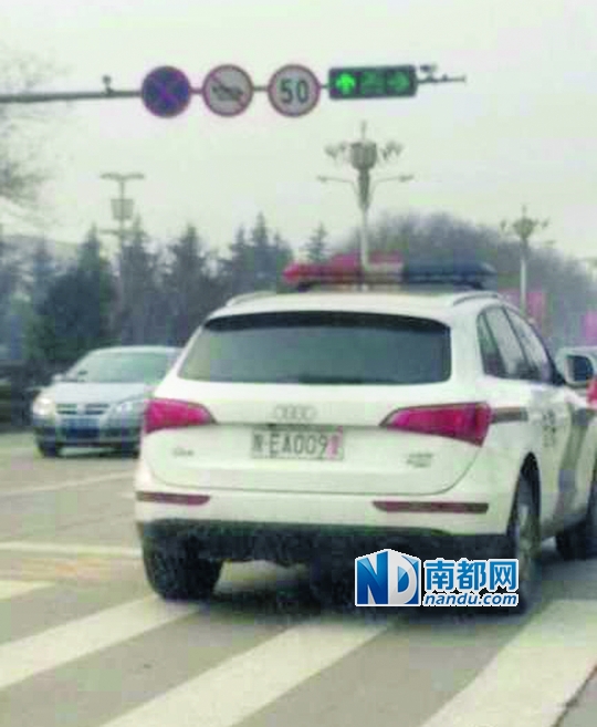 渭南市中院配備的奧迪Q 5警車在路上行駛。圖片來(lái)源：新浪微博