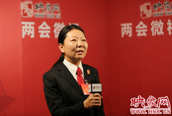 在映象網(wǎng)全國(guó)兩會(huì)北京演播室，全國(guó)人大代表、寶豐縣鬧店鎮(zhèn)法庭庭長(zhǎng)朱正栩做客《兩會(huì)微視》訪談。
