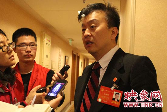 全國人大代表、中央電視臺綜藝頻道節(jié)目組主持人、河南省青聯(lián)榮譽(yù)副主席張澤群