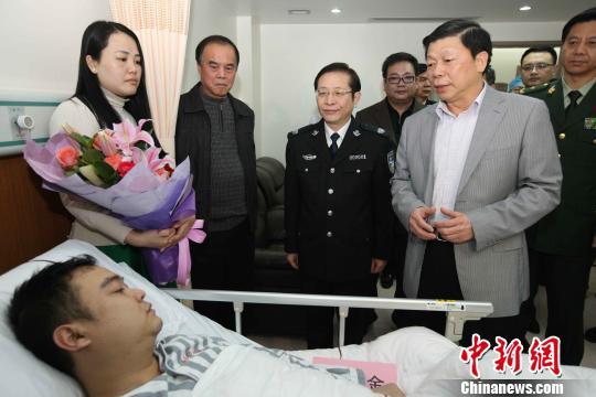 廣西壯族自治區(qū)黨委常委、政法委書記溫卡華看望唐蔚宣。