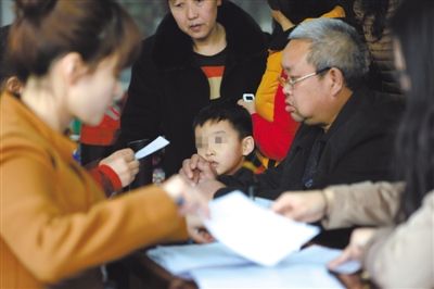 昨日，家長為服用藥品的幼兒登記參加體檢。西安兩所幼兒園長期給園內(nèi)幼兒集體服用“病毒靈”。