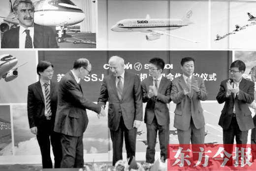 　昨日，“蘇霍伊SSJ-100飛機項目”合作簽約儀式在鄭州舉行