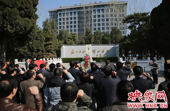 在焦裕祿紀(jì)念館，參觀的人絡(luò)繹不絕，一批批來自全國各地的黨員干部前來學(xué)習(xí)焦裕祿事跡