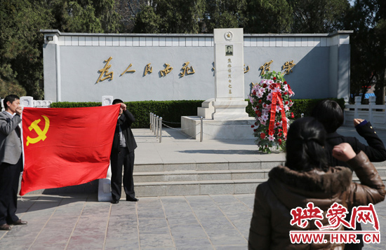 在焦裕祿紀(jì)念園，來自河南的黨員干部在焦陵前宣誓。