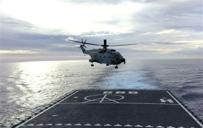 3月29日，一架艦載直升機(jī)從井岡山艦起飛執(zhí)行搜索任務(wù)。當(dāng)天，海軍井岡山艦抵達(dá)南印度洋新任務(wù)區(qū)開始搜索。 新華社發(fā)