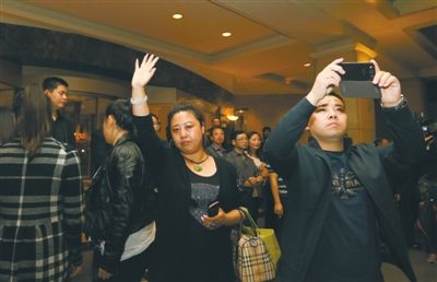昨晚，麗都飯店，32位馬航失聯(lián)客機(jī)家屬準(zhǔn)備赴馬來西亞。新京報(bào)記者 侯少卿 攝