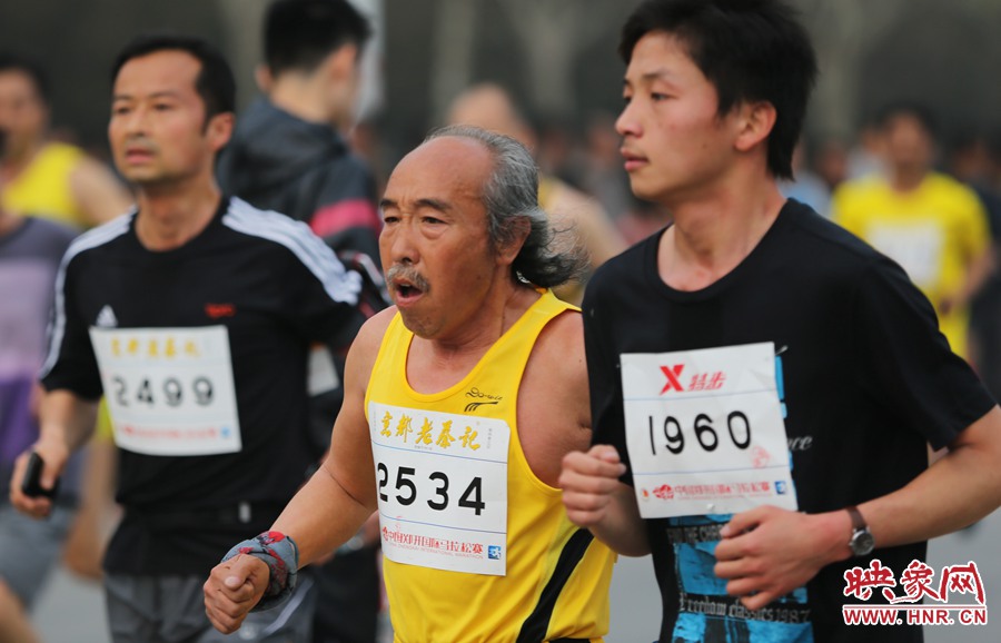 一位老年選手與年輕人比速度。