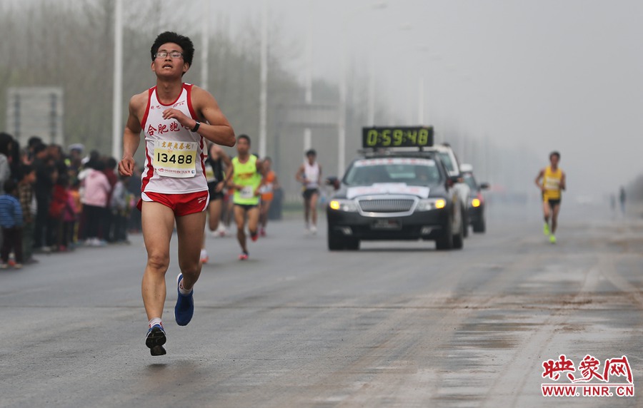 一名合肥選手處在較為領(lǐng)先的位置。