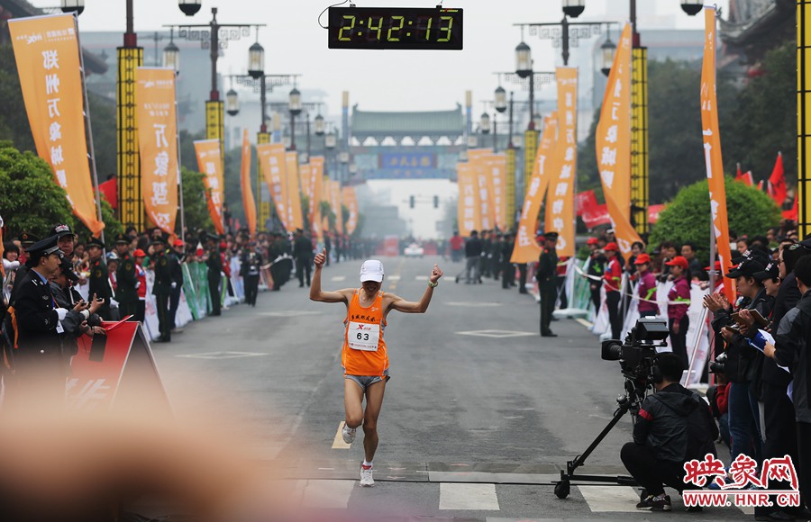 一名選手抵達(dá)終點(diǎn)后，高舉雙手慶祝。