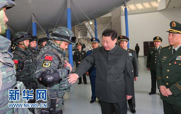 這是習(xí)近平同特戰(zhàn)隊員親切交談，詳細(xì)詢問他們的教學(xué)訓(xùn)練和生活情況。
