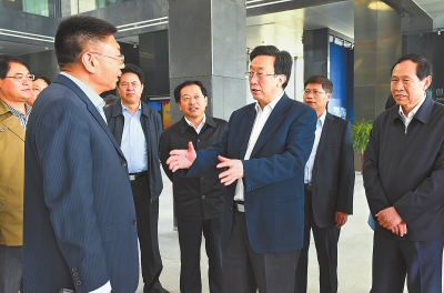 4月9日，省委書記、省人大常委會主任郭庚茂帶隊(duì)，在洛陽高新技術(shù)產(chǎn)業(yè)集聚區(qū)內(nèi)觀摩考察。