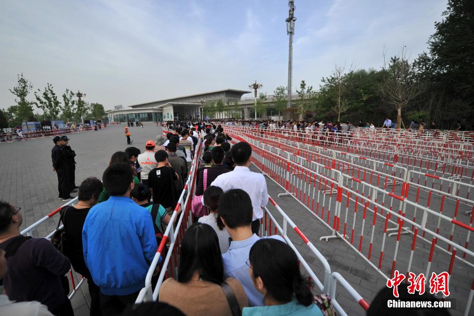 北京車展公眾日首個(gè)周末 地鐵國展站客流破紀(jì)錄
