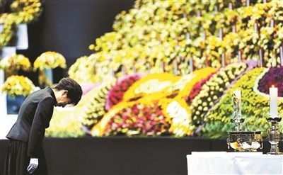 4月29日，韓國總統(tǒng)樸槿惠為“歲月”號沉沒客輪死難者默哀圖片/IC