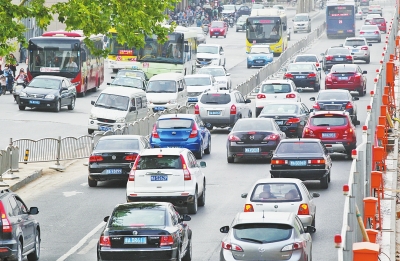 鄭州擁堵的車流中也會有一些黃標(biāo)車 鄭州擁堵的車流中也會有一些黃標(biāo)車