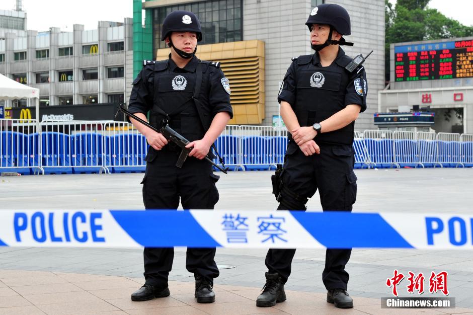 圖為廣州特警在案發(fā)現(xiàn)場(chǎng)戒備。