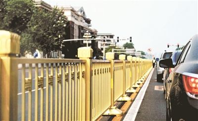 從復興門到建國門，長安街一線全部更換為金色護欄 攝影/本報記者 郝羿