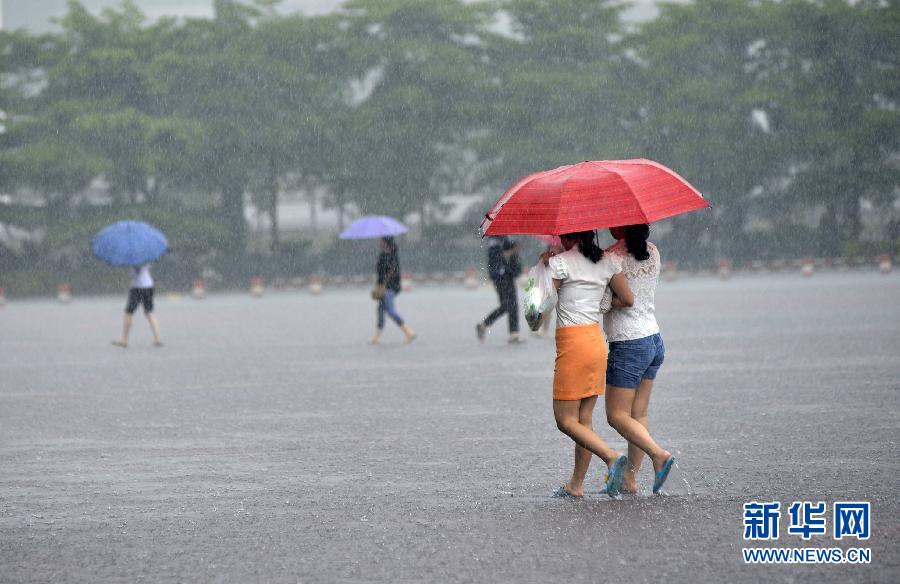 5月11日，市民在深圳梅林檢查站廣場冒雨出行。