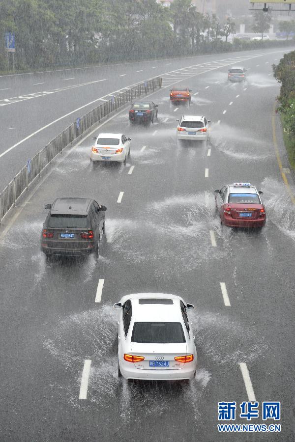　5月11日，車輛在深圳街頭涉水前行。
