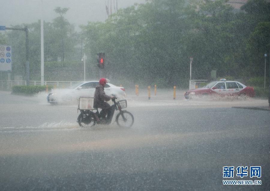 5月11日，車輛在深圳西麗留仙大道涉水前行。
