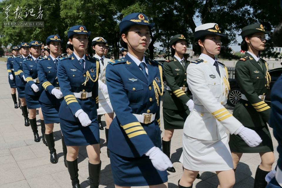 解放軍首批女儀仗兵亮相，90%以上擁有大專以上學(xué)歷，平均身高1.72米。圖為女兵儀仗隊(duì)。