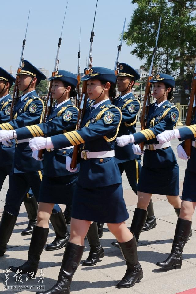 　解放軍首批女儀仗兵亮相，90%以上擁有大專以上學(xué)歷，平均身高1.72米。圖為女兵儀仗隊(duì)。