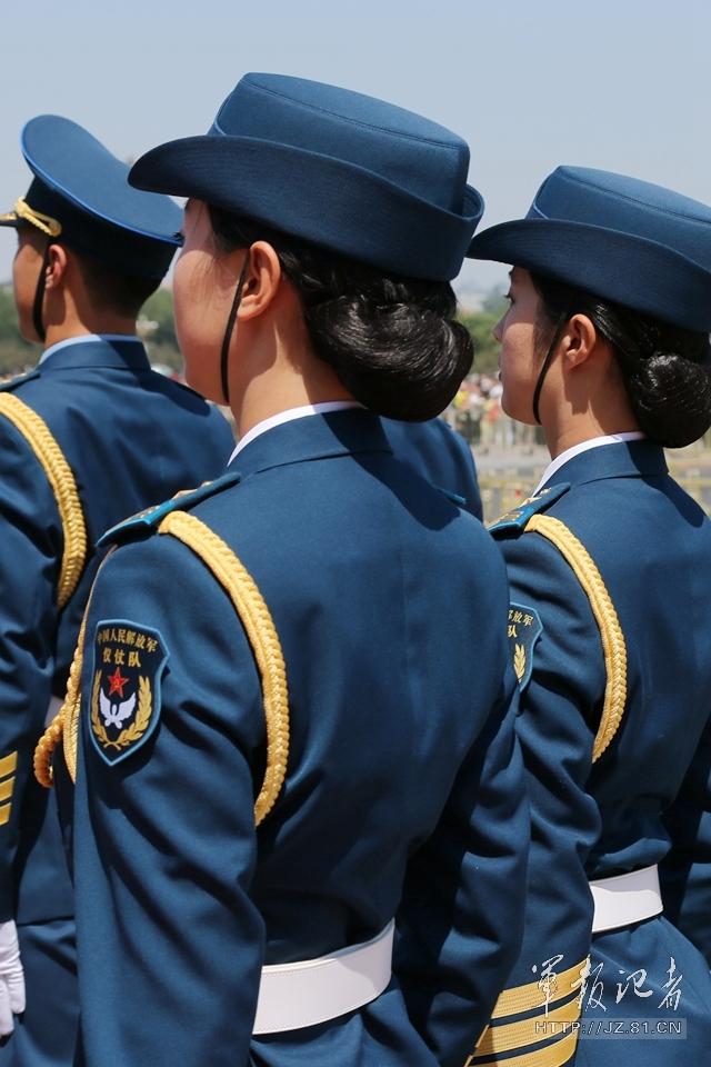 解放軍首批女儀仗兵亮相，90%以上擁有大專以上學(xué)歷，平均身高1.72米。圖為女兵儀仗隊(duì)。