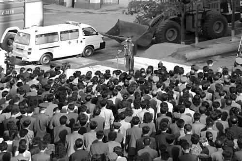 　17日，一名朝鮮高官在事故現(xiàn)場(chǎng)向市民致歉。