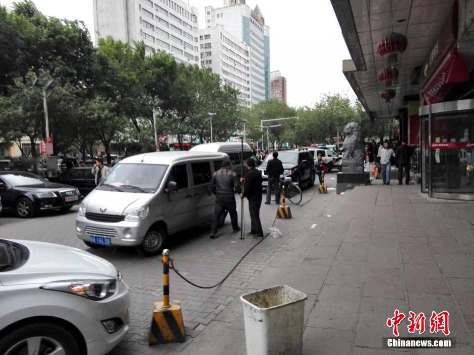 自治區(qū)和烏魯木齊市有關(guān)部門迅速處置，傷員已全部送往醫(yī)院救治。